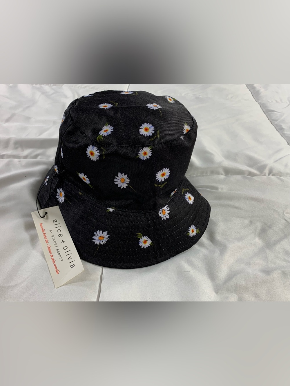 New with tags ALICE & OLIVIA reversible bucket hat